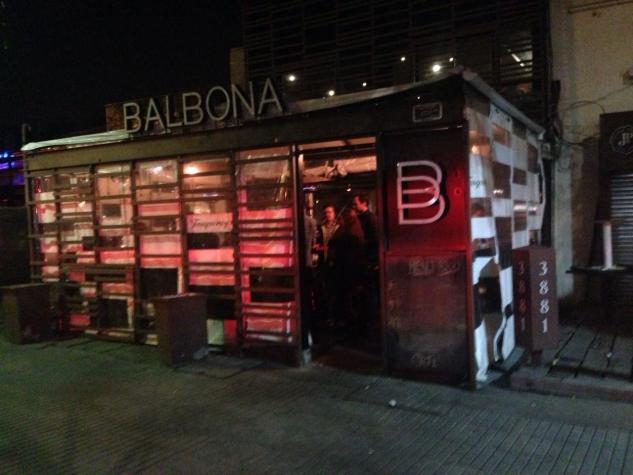 [VIDEO] Delincuentes asaltan a dos mujeres en el Bar Balbona
