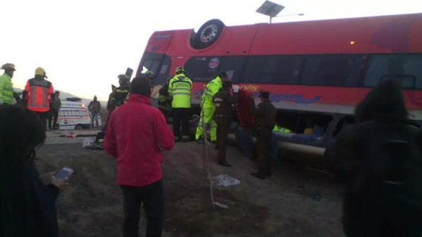 Antofagasta: Bus con 56 pasajeros vuelca en ruta 5 Norte y deja tres fallecidos