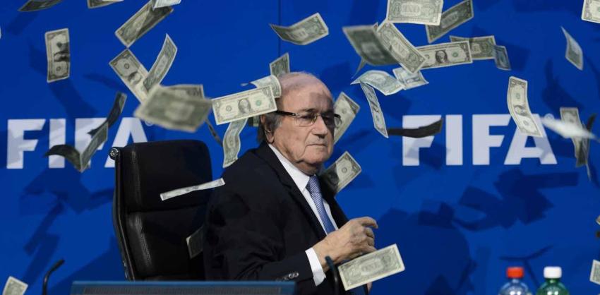 Joseph Blatter recibe lluvia de billetes en conferencia de prensa de la FIFA