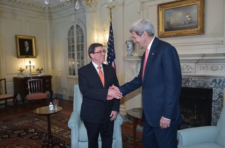 Kerry asegura que la devolución de Guantánamo "no forma parte de las negociaciones"