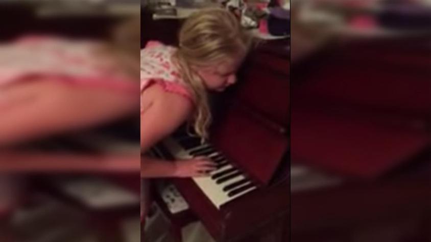 [VIDEO] La increíble habilidad de una joven que toca piano sonámbula