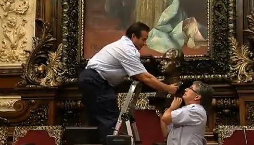 Retiran un busto del rey Juan Carlos del municipio de Barcelona
