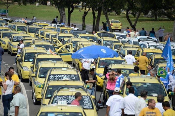 Taxistas obstruyen calles en Rio de Janeiro en protesta contra Uber