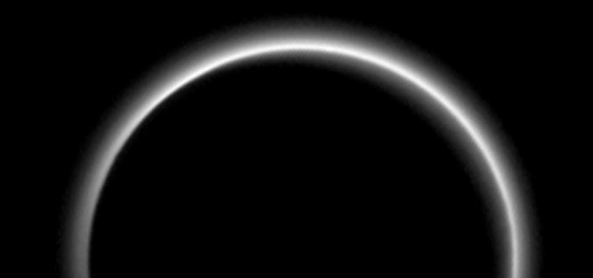 New Horizons fotografía a contraluz la atmósfera helada de Plutón