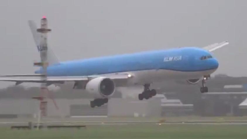 [VIDEO] Impresionante aterrizaje en medio de tormenta en Ámsterdam
