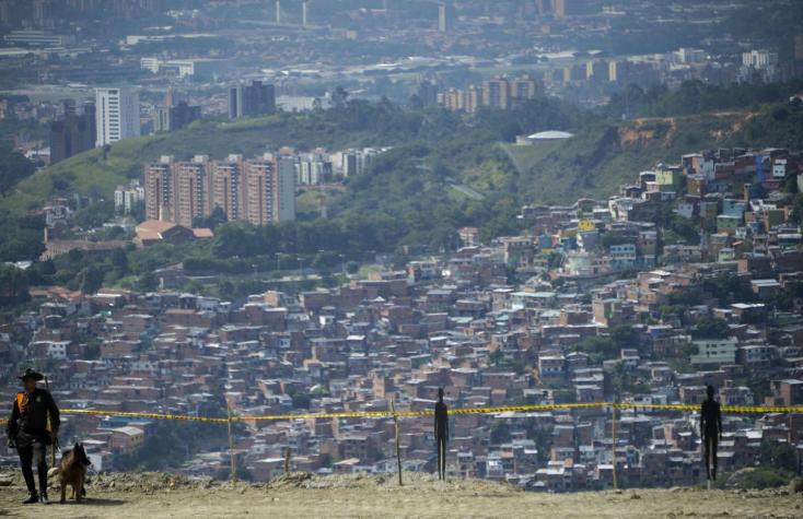 Masiva búsqueda de desaparecidos del conflicto colombiano en vertedero de Medellín