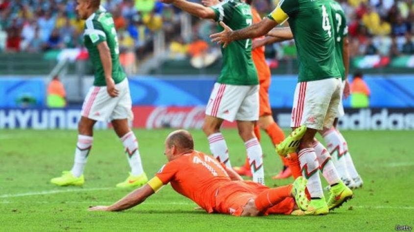 392 tuits más tarde… federación de fútbol de Holanda responde a un fanático de México: "Era penal"