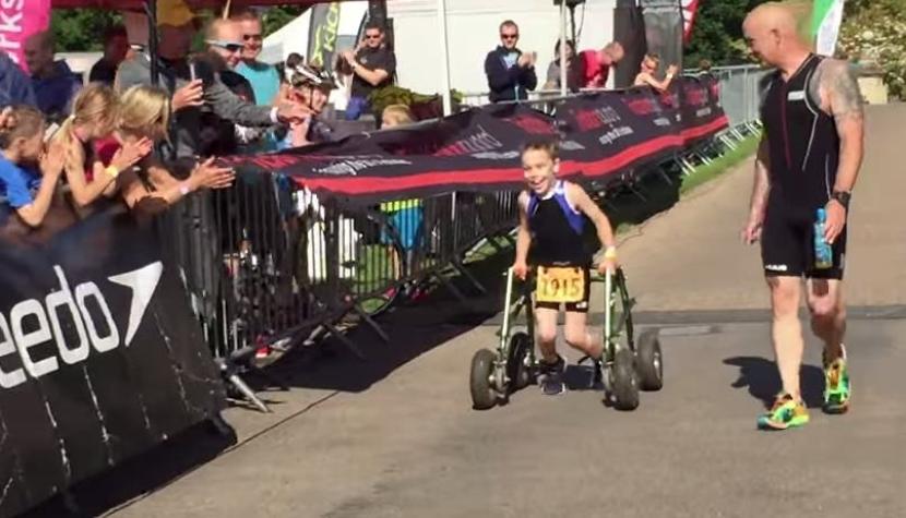 Bailey Matthews, el niño de 8 años con parálisis que terminó un triatlón
