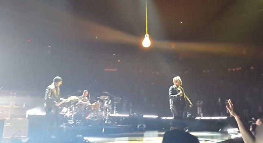 [VIDEO] U2 vuelve a tocar en vivo "Two hearts beat as one" después de 26 años