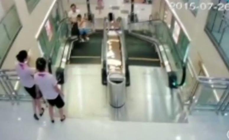 China: Personal de mall supo que escalera mecánica estaba mala antes de muerte de madre