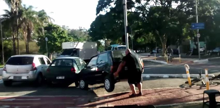 [VIDEO] El "ciclista más fuerte del mundo" soluciona un problema levantando un auto