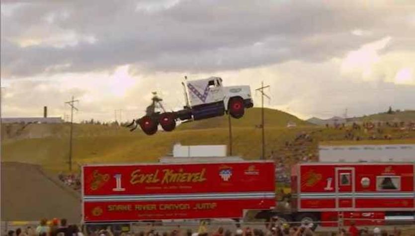 [VIDEO] Con este espectacular salto se rompió el récord mundial de salto largo en camiones