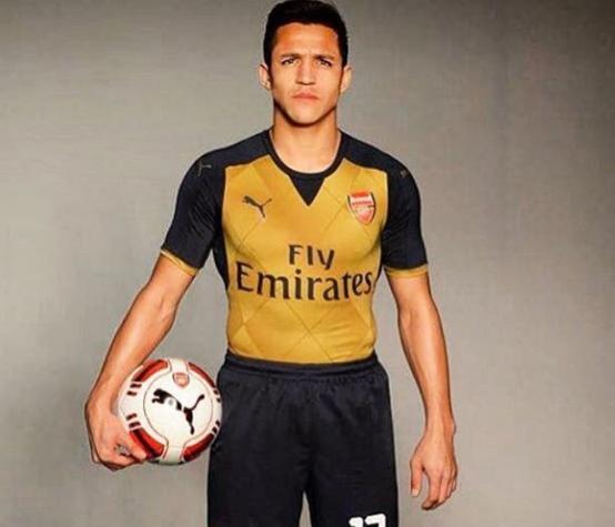 Alexis Sánchez muestra en redes sociales la nueva camiseta del Arsenal