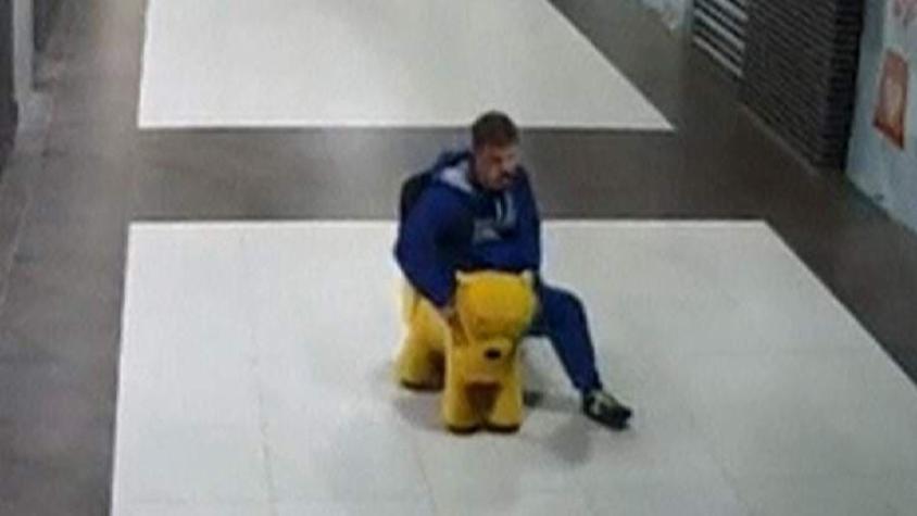 [VIDEO] Hombre es detenido por "secuestrar" a Winnie The Pooh