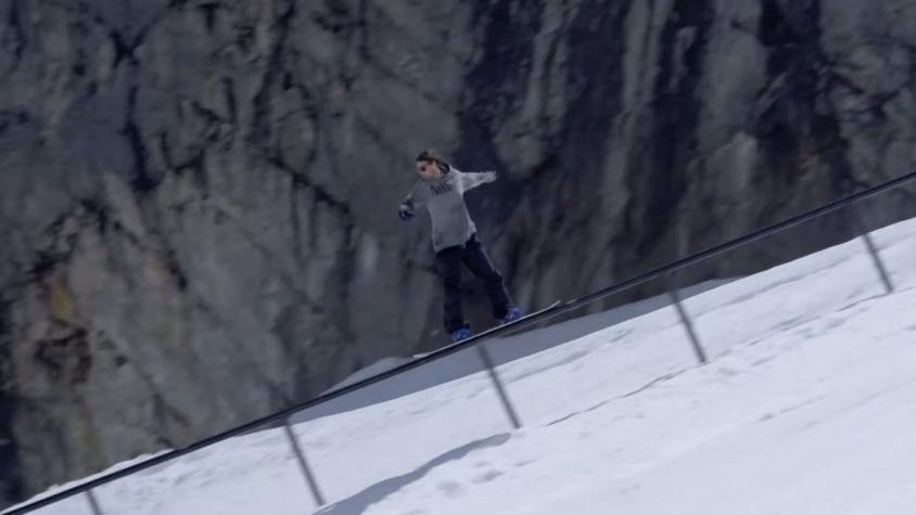 [VIDEO] Logra récord mundial al deslizarse por la baranda más larga en snowboard
