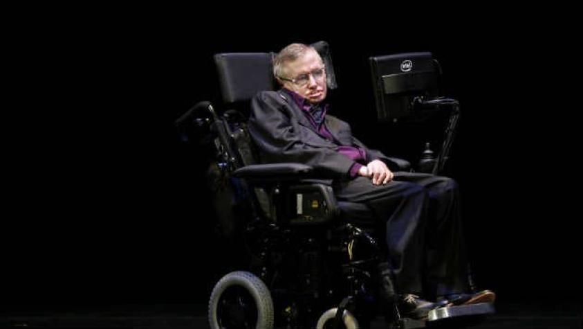 Stephen Hawking felicita a la Nasa por misión a Plutón: "Exploramos porque somos humanos"
