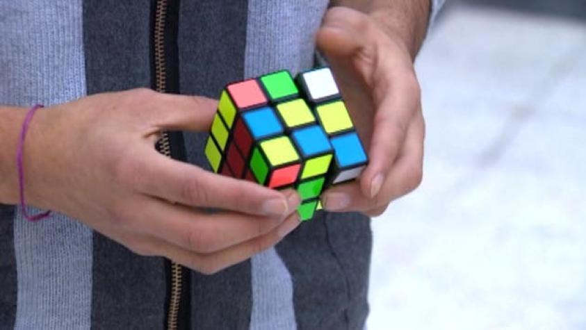 Campeón mundial de cubo de Rubik gana en 5,695 segundos