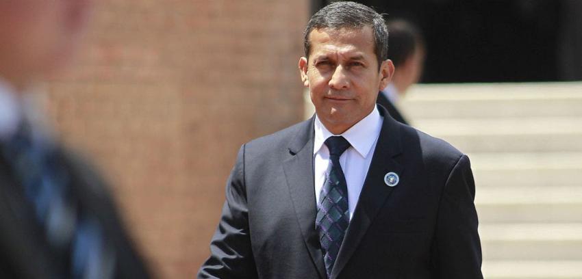 Críticas e incluso tierra recibió el presidente peruano Ollanta Humala durante un acto