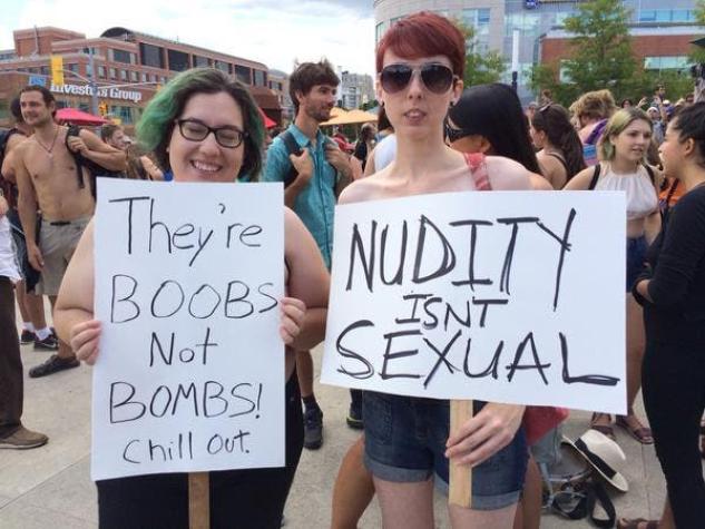 Mujeres se manifiestan en Canadá para defender el derecho a andar en topless