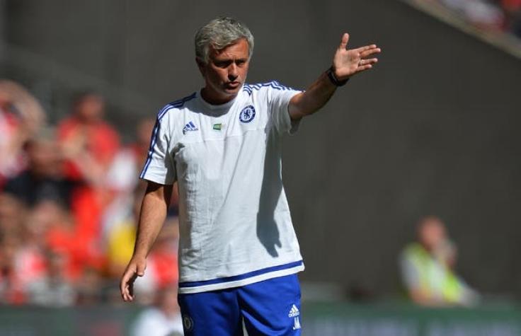 [VIDEO] José Mourinho lanza medalla a un hincha tras perder la Community Shield