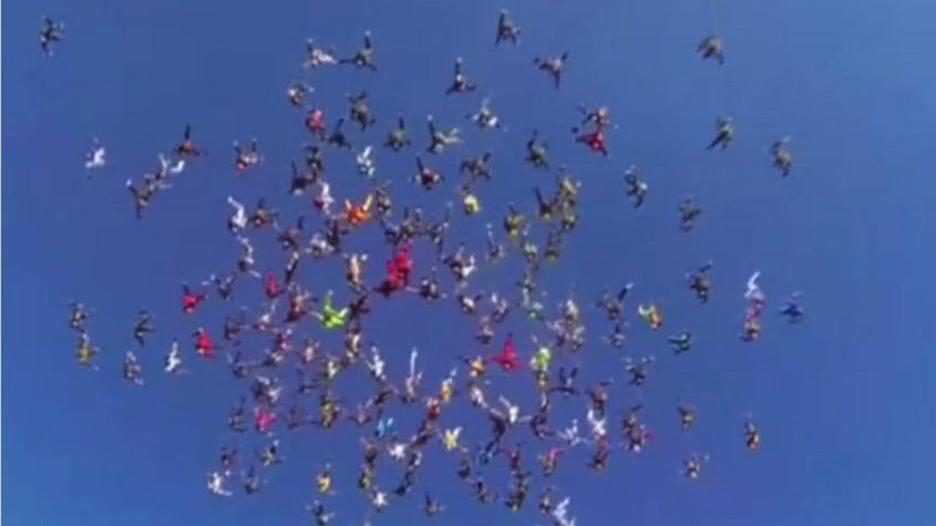 [VIDEO] La "flor humana" que instauró un nuevo récord de caída libre