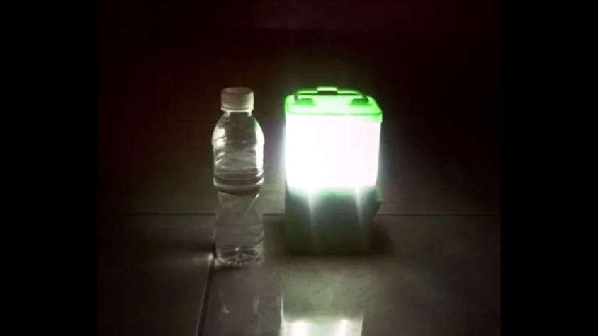 [VIDEO] Jóvenes inventan lámpara que funciona con agua salada