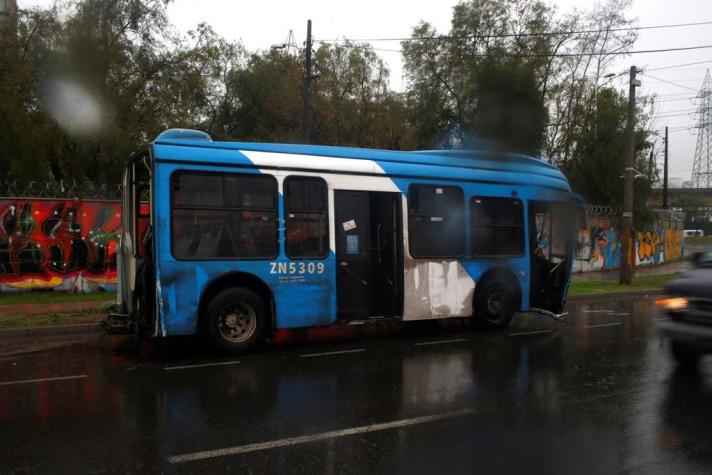Bus del Transantiago se partió en dos tras chocar en Costanera Norte
