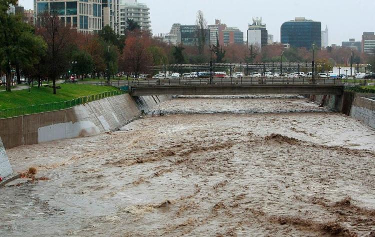 Caudal del río Mapocho aumentó su nivel casi 30 veces este jueves