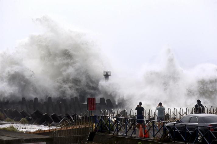 Las increíbles imágenes del tifón que se acerca a Taiwán