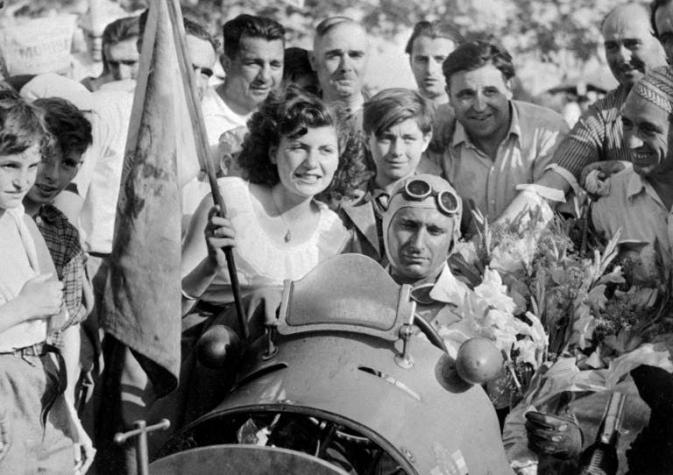 Ordenan exhumar restos de piloto Juan Manuel Fangio en Argentina por denuncia de paternidad