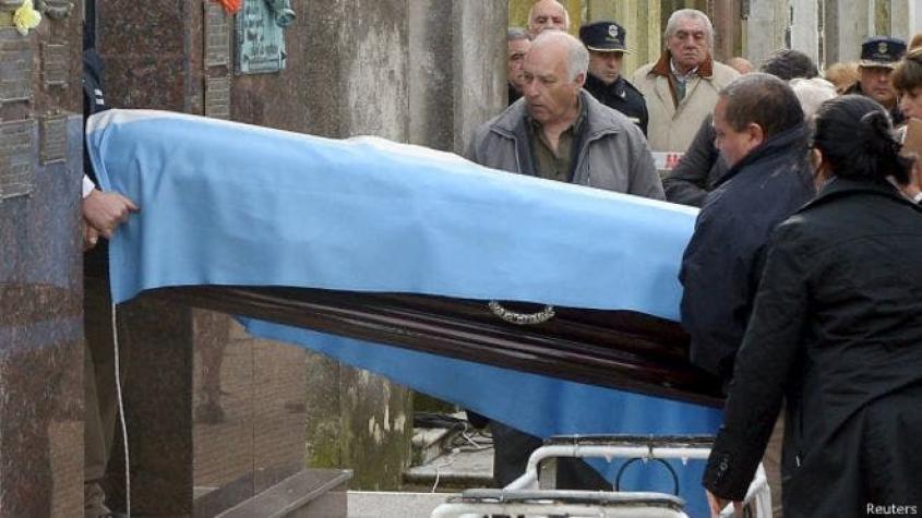 Argentina: exhuman el cuerpo de la leyenda de F1 Juan Manuel Fangio para resolver tema de paternidad