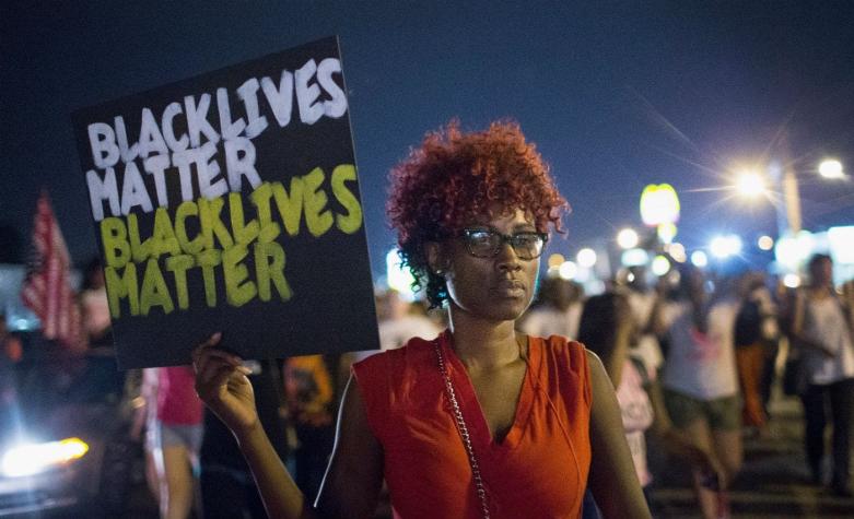 Manifestantes protestan en Ferguson en vísperas del primer aniversario de la muerte de Michael Brown