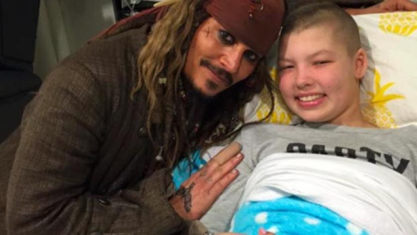 [VIDEOS Y FOTOS] Johnny Depp visita un hospital infantil vestido de Jack Sparrow