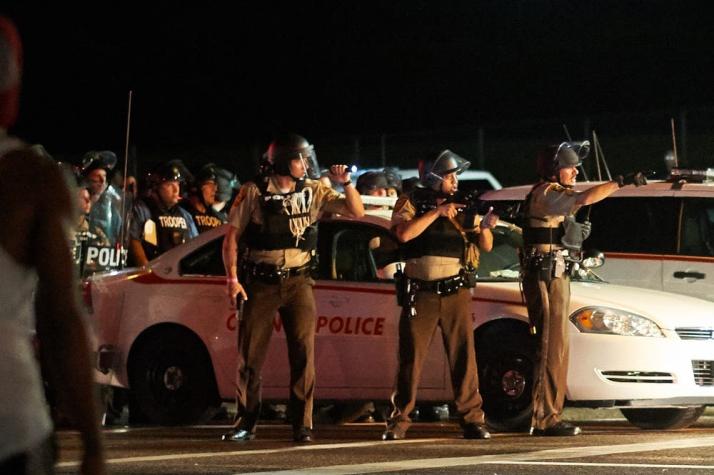 Tiroteo y tensión en conmemoración de la muerte de Brown en Ferguson