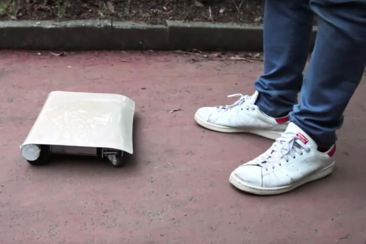 Japonés inventa una mini-patineta a baterías que cabe en una mochila