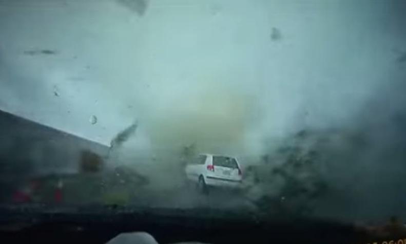 [VIDEO] Un mini tornado del tifón Soudelor hace desaparecer un automóvil