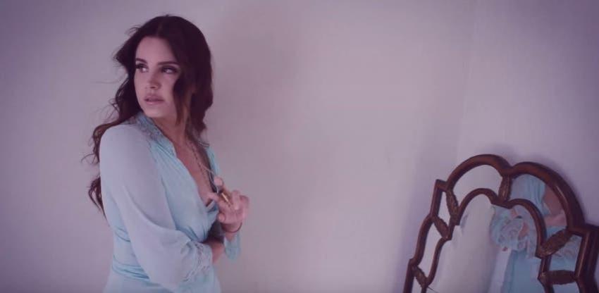 [VIDEO] Lana del Rey muestra toda su sensualidad junto a la playa en su nuevo video