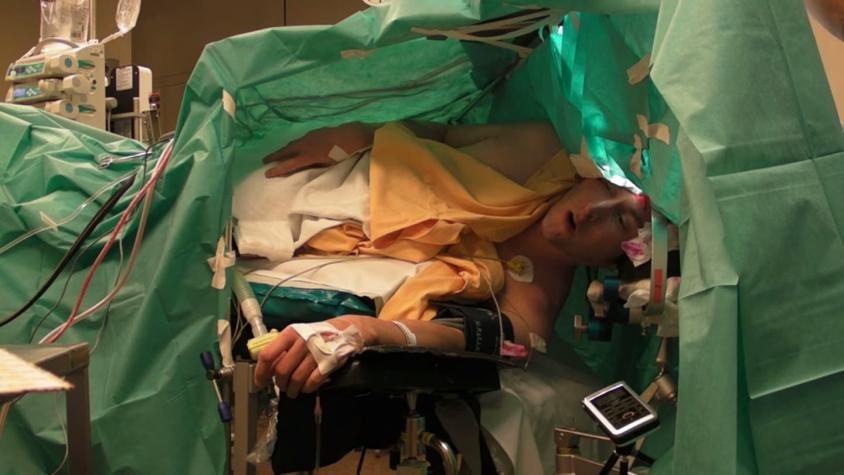 [VIDEO] Paciente canta ópera mientras se le practica cirugía cerebral
