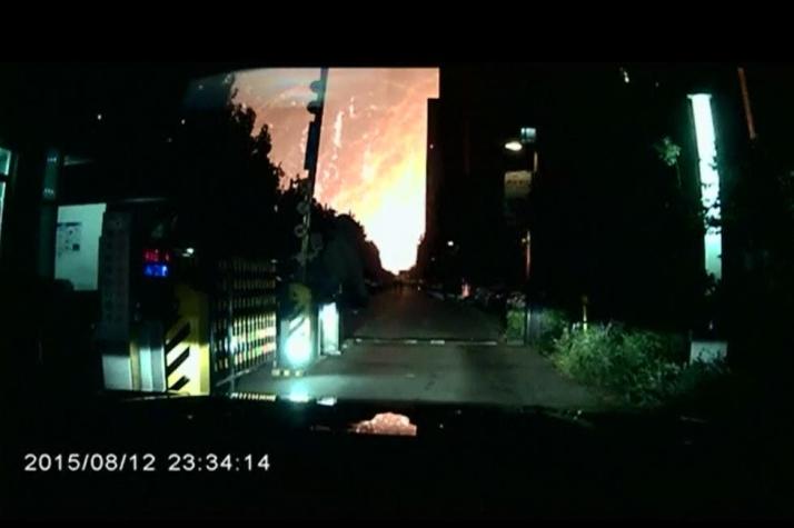 [VIDEO] Un conductor graba desde su vehículo las explosiones de Tianjin