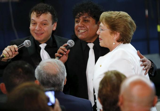 [VIDEO] Bachelet termina su visita a México cantando junto a Los Ángeles Negros