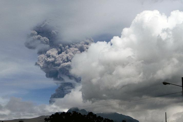 Ecuador evacúa a 400 personas por volcán y decreta estado de excepción