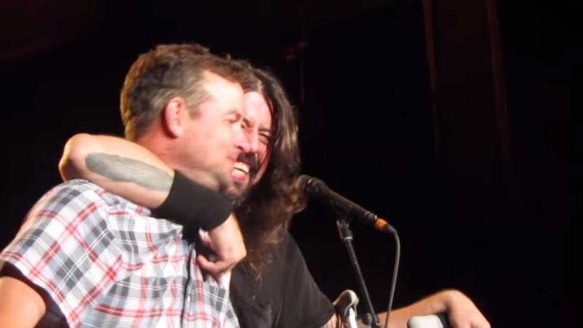 [VIDEO] Foo Fighters consuela a fanático ebrio que llora durante concierto