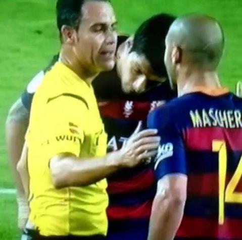 [VIDEO] Luis Suárez revisó el reloj del árbitro tras no quedar conforme con el descuento