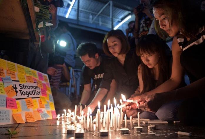 Tailandia: Realizan vigilia por las víctimas del atentado, mientras sigue búsqueda del sospechoso