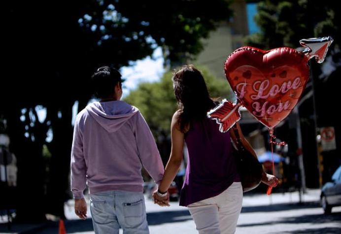 Santiago es la quinta ciudad con más infieles en el mundo, según Ashley Madison