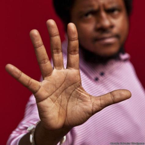 Selfies de manos para cuestionar el racismo y la intolerancia