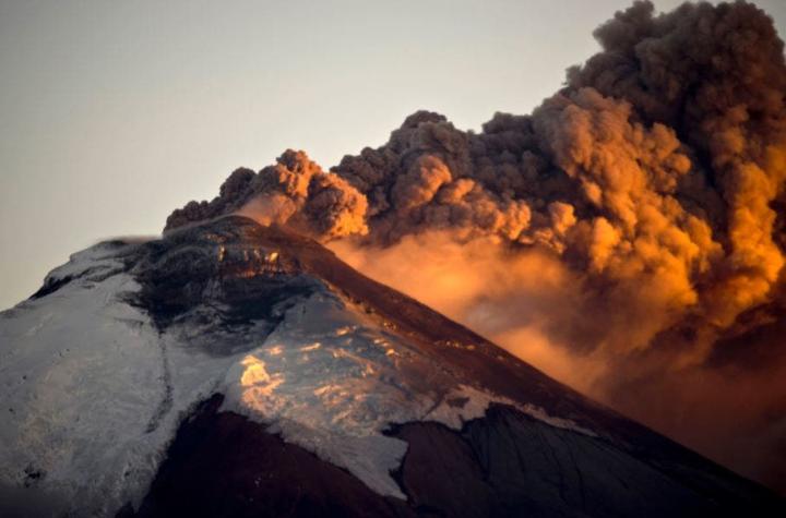 Ecuador: Mantienen alerta amarilla por volcán Cotopaxi pese a la abundante ceniza