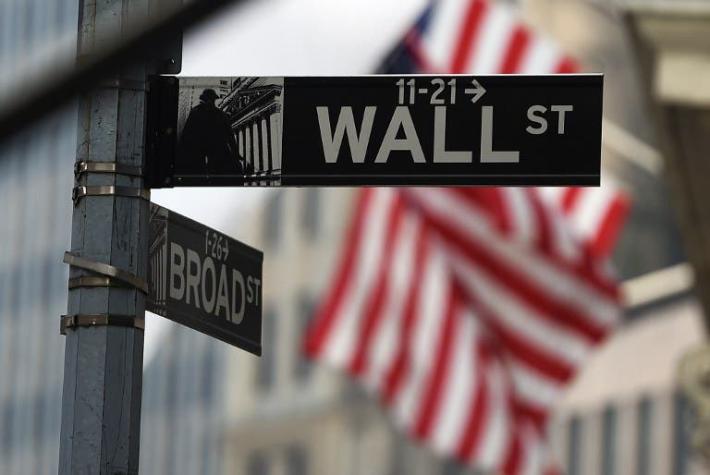 Wall Street y bolsas de América resisten mejor que otros mercados al "lunes negro"