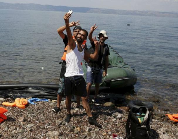 La curiosa "selfie" de unos refugiados sirios al llegar en bote a una isla de Grecia