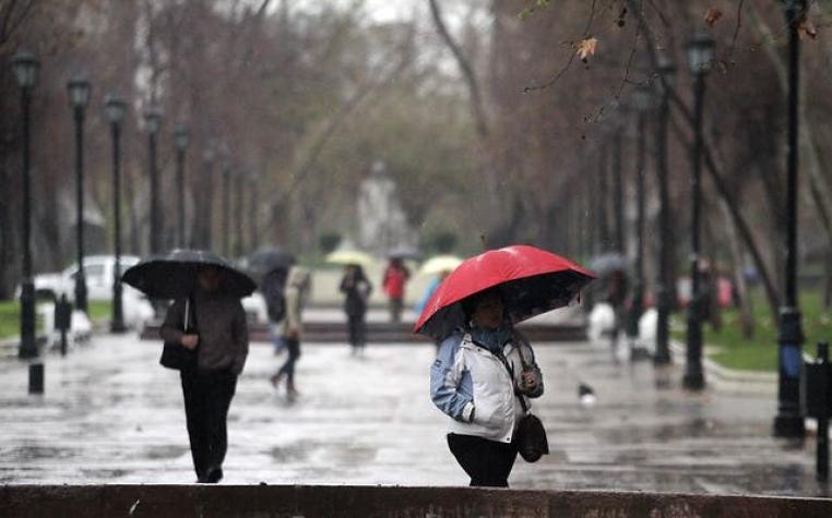 Vuelve la lluvia: Se prevé que este martes caigan chubascos en la Región Metropolitana